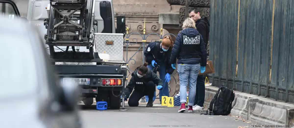 Bằng chứng mới trong vụ trộm bảo tàng Louvre: Tìm thấy hơn 150 mẫu ADN, camera ghi lại cảnh bất ngờ - Ảnh 1