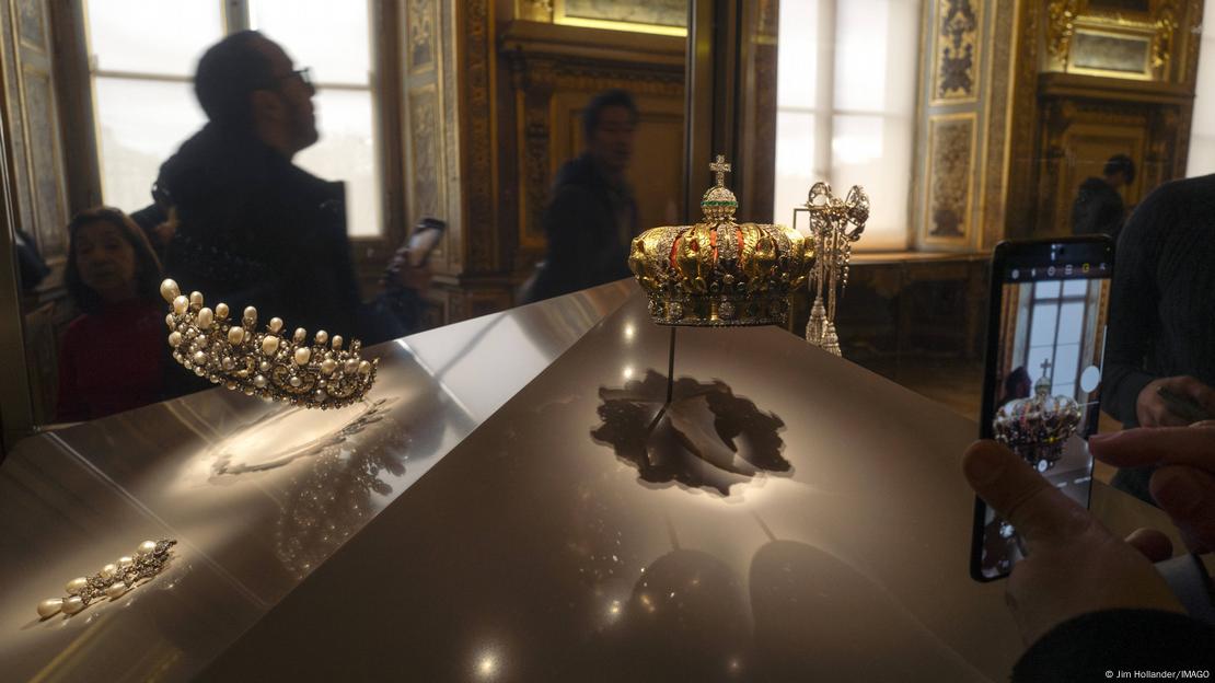 Bằng chứng mới trong vụ trộm bảo tàng Louvre: Tìm thấy hơn 150 mẫu ADN, camera ghi lại cảnh bất ngờ - Ảnh 2