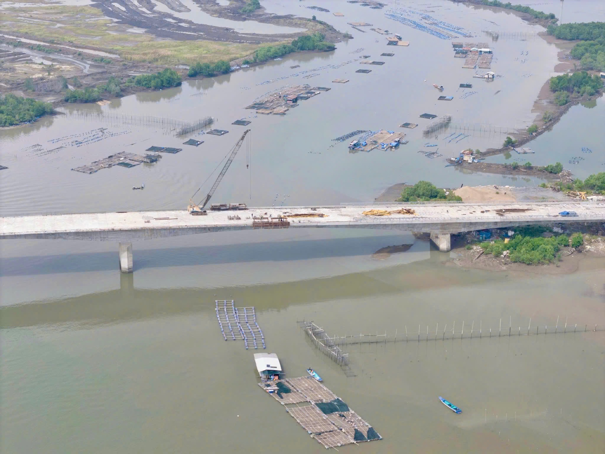 Hình ảnh con đường hơn 3.000 tỉ đồng băng qua đầm lầy đang dần về đích ở TP HCM - Ảnh 2