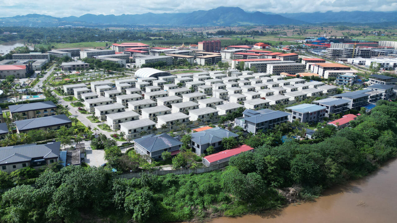 Vạch trần “thành phố lừa đảo” ở Myanmar: Starlink phủ kín mái nhà, 100.000 người làm việc như nô lệ vẫn bị giam giữ - Ảnh 2