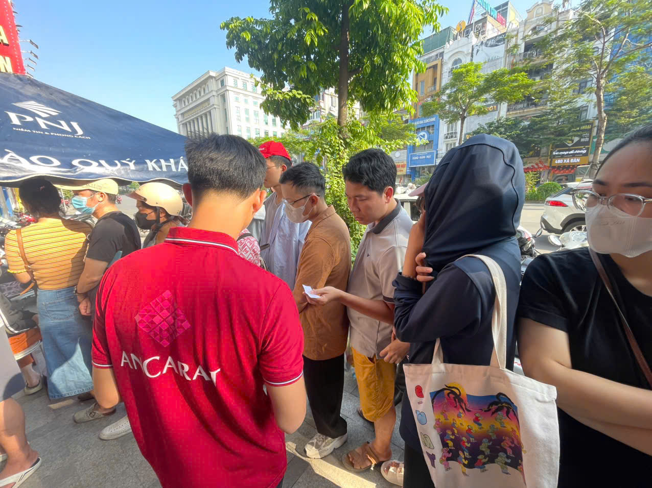 Giá bạc giảm mạnh, người dân "vét" cháy hàng - Ảnh 4