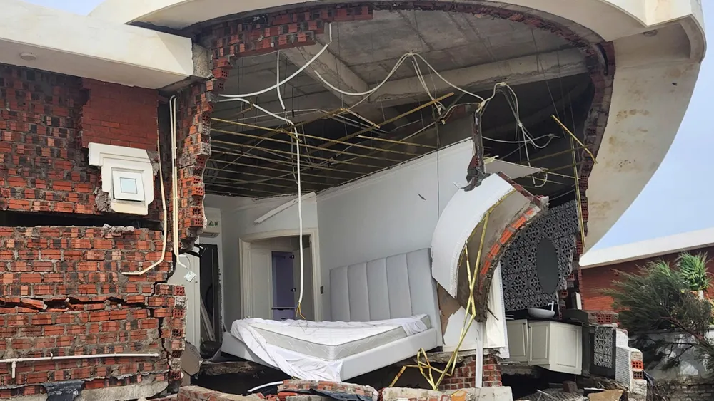 Sở Xây dựng Hà Tĩnh nói gì về vụ nhiều căn villa sát biển đổ sập sau bão số 10? - Ảnh 15