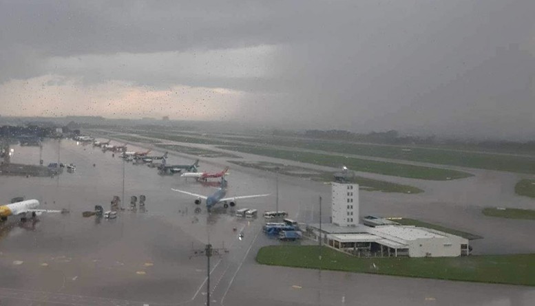 Mưa giông lớn, sân bay Nội Bài cảnh báo khẩn tới hành khách - Ảnh 1
