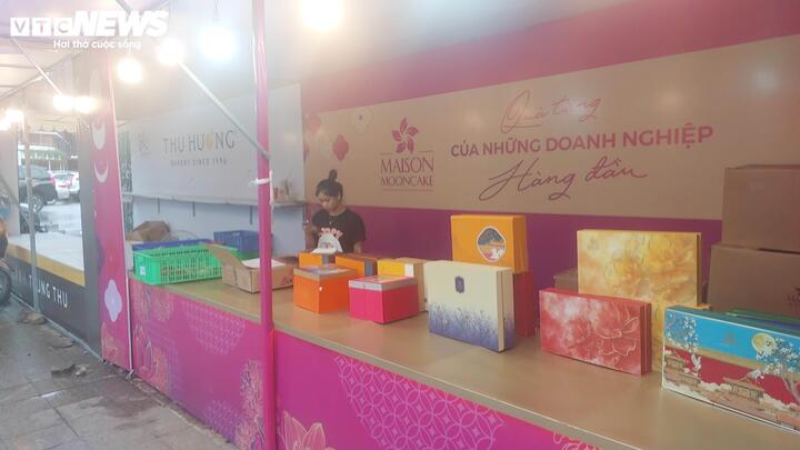 Bánh trung thu ngày Rằm vắng khách, người bán than 'chưa năm nào ế như vậy' - Ảnh 3