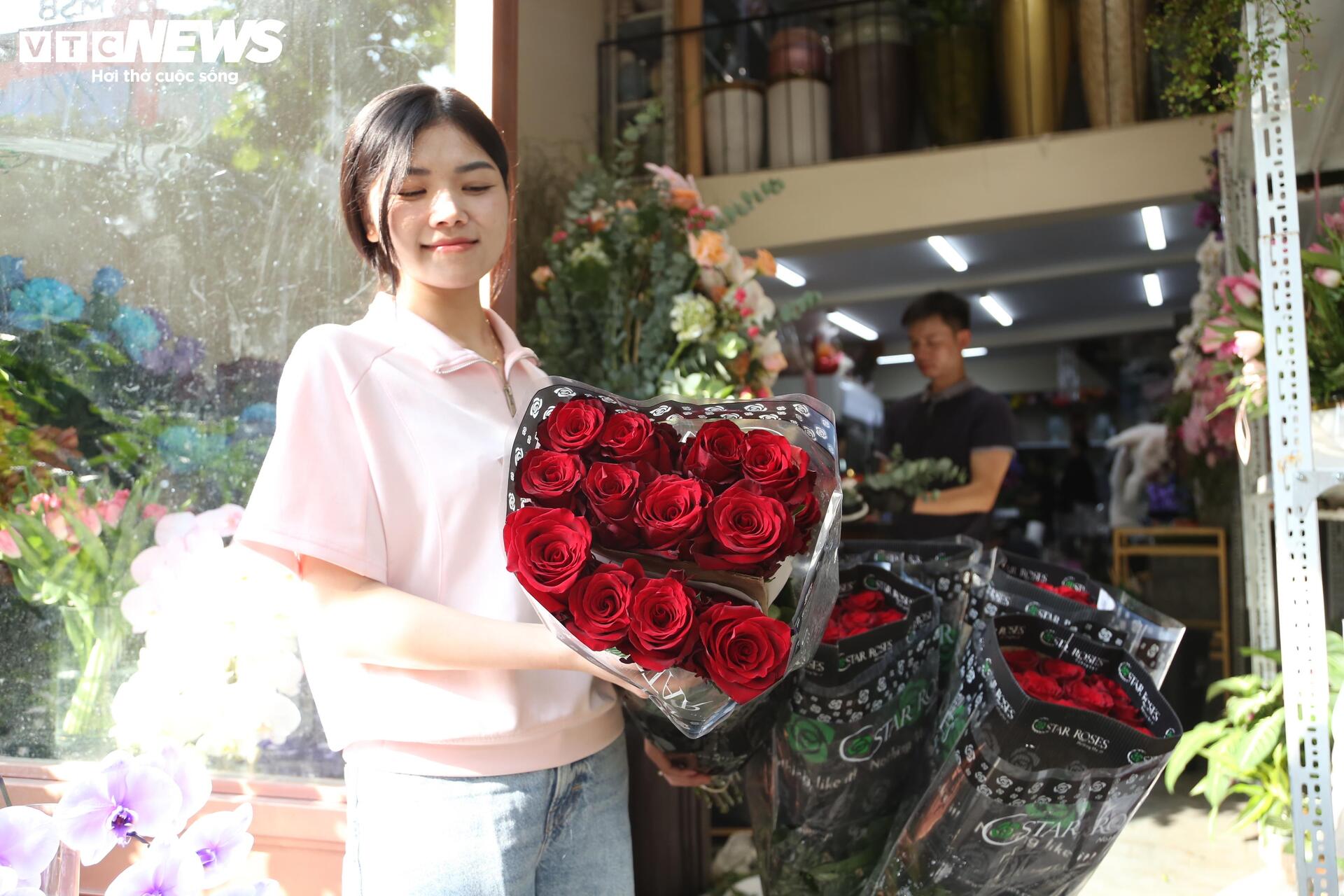 Hoa 'nhà giàu' mỗi bông giá 1 triệu đồng vẫn đắt khách dịp 20/10 - Ảnh 4