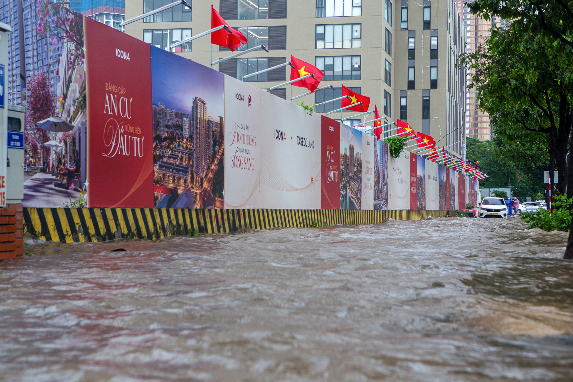 Thay bạn xem nhà ngày mưa: Keangnam hóa “vịnh”, Ciputra thành “cảng nước sâu”, The Summit 216 chìm trong biển nước - Ảnh 8