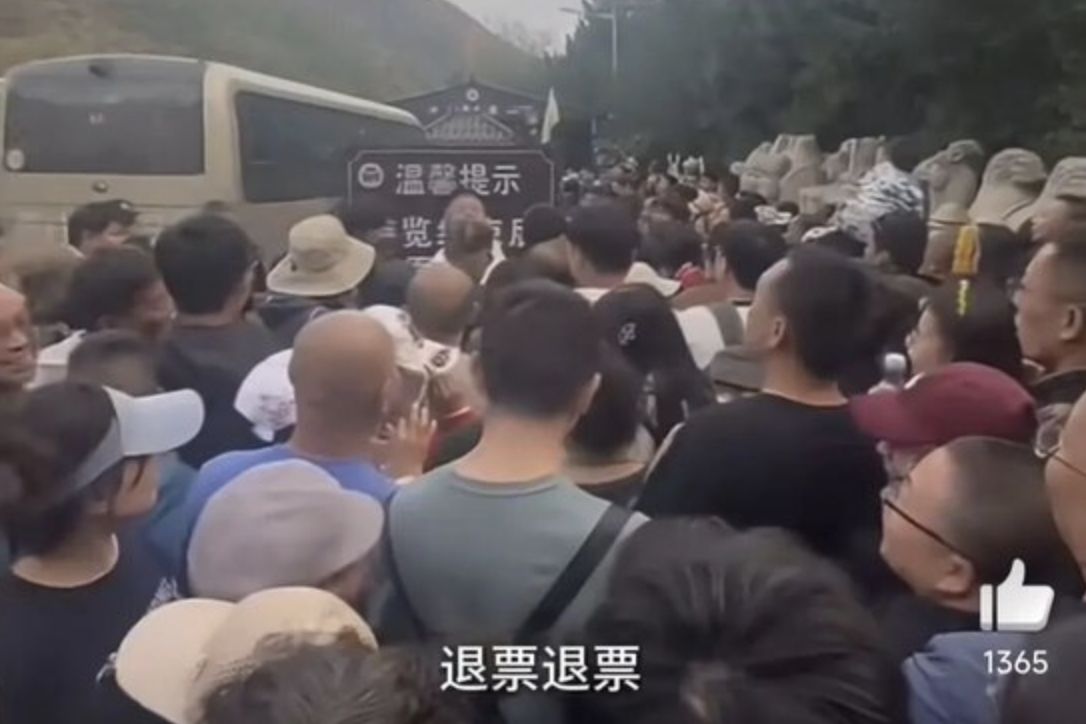 Cảnh tượng "không thở được" ghi nhận tại hàng loạt địa điểm nổi tiếng nhất Trung Quốc những ngày này - Ảnh 2