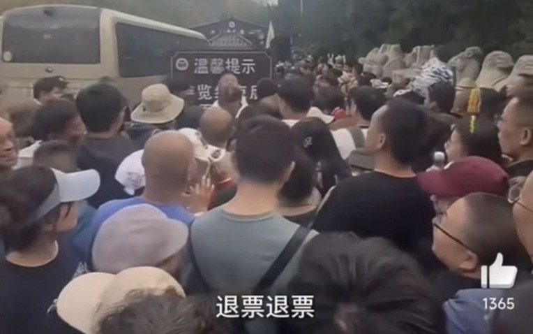 Cảnh tượng "không thở được" ghi nhận tại hàng loạt địa điểm nổi tiếng nhất Trung Quốc những ngày này - Ảnh 1