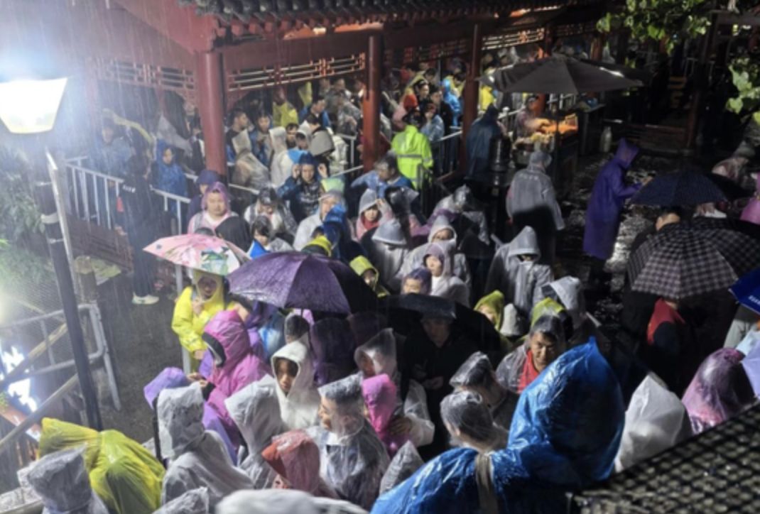 Cảnh tượng "không thở được" ghi nhận tại hàng loạt địa điểm nổi tiếng nhất Trung Quốc những ngày này - Ảnh 3