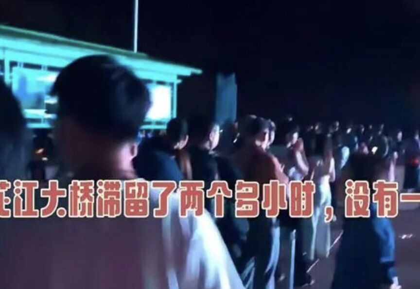 Cảnh tượng "không thở được" ghi nhận tại hàng loạt địa điểm nổi tiếng nhất Trung Quốc những ngày này - Ảnh 4