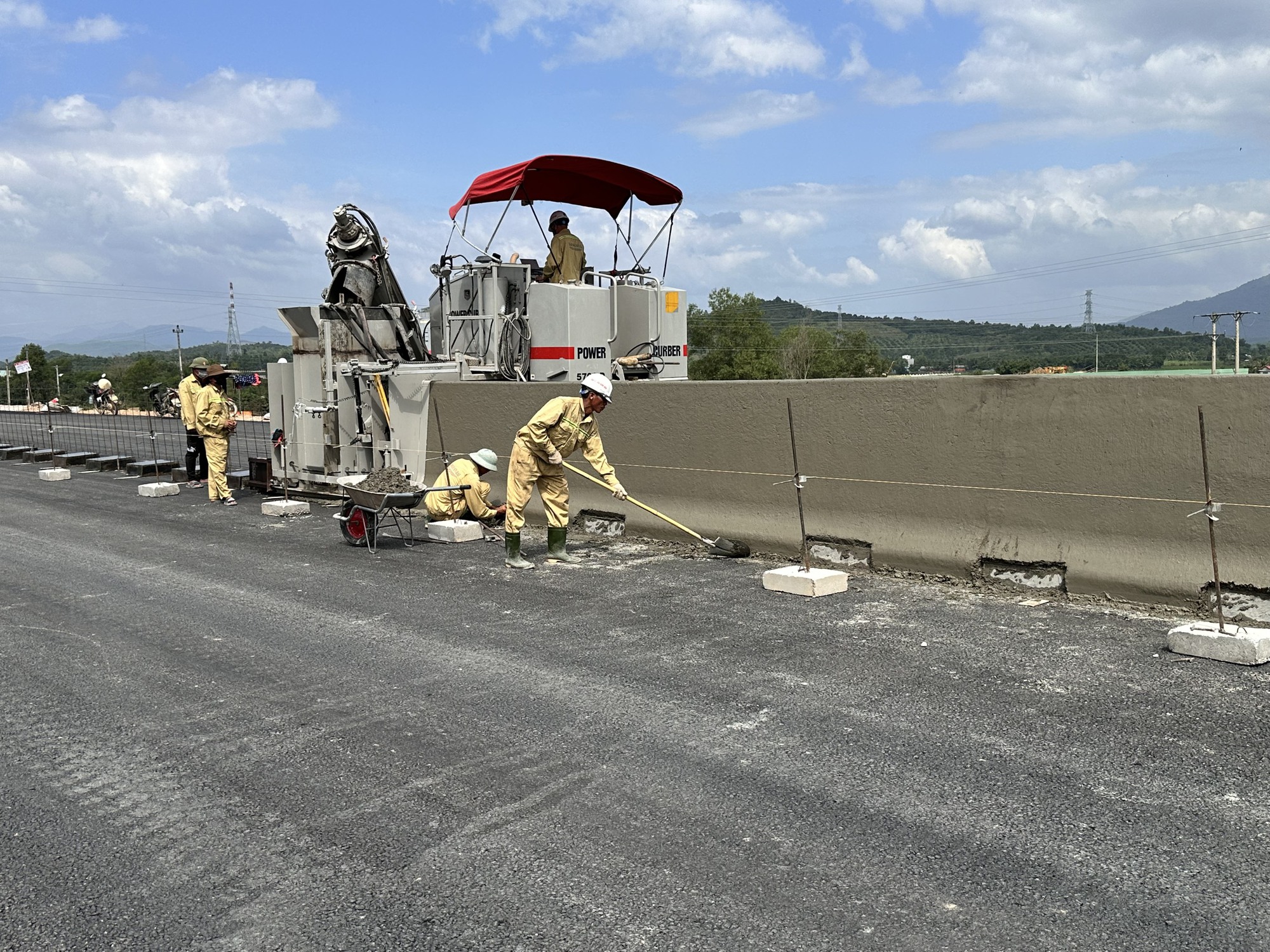 "Cỗ máy thần kì" giúp Tập đoàn Sơn Hải thi công thần tốc đoạn tuyến cao tốc 11.808 tỷ đồng ở Việt Nam - Ảnh 4
