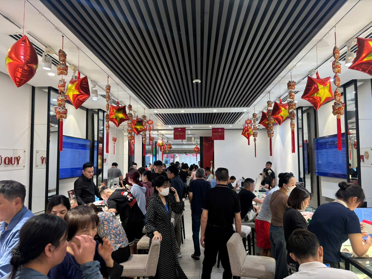 Giá bạc leo thang, người dân nườm nượp xếp hàng từ 6 giờ sáng - Ảnh 5