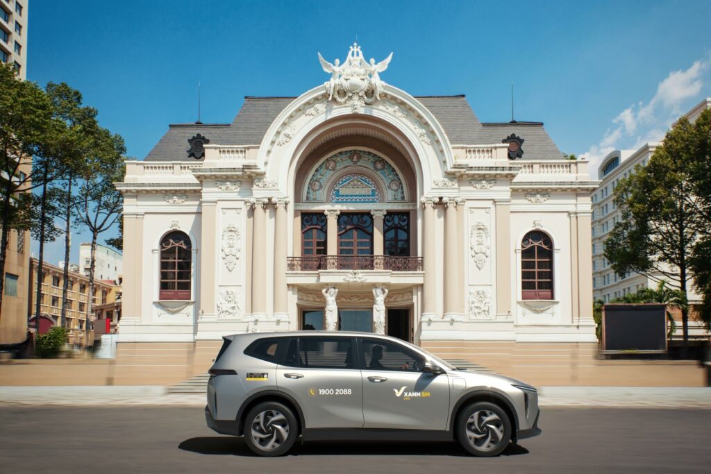 Xanh SM của tỷ phú Phạm Nhật Vượng chính thức vận hành taxi điện 7 chỗ, màu nhận diện khác hoàn toàn - Ảnh 2