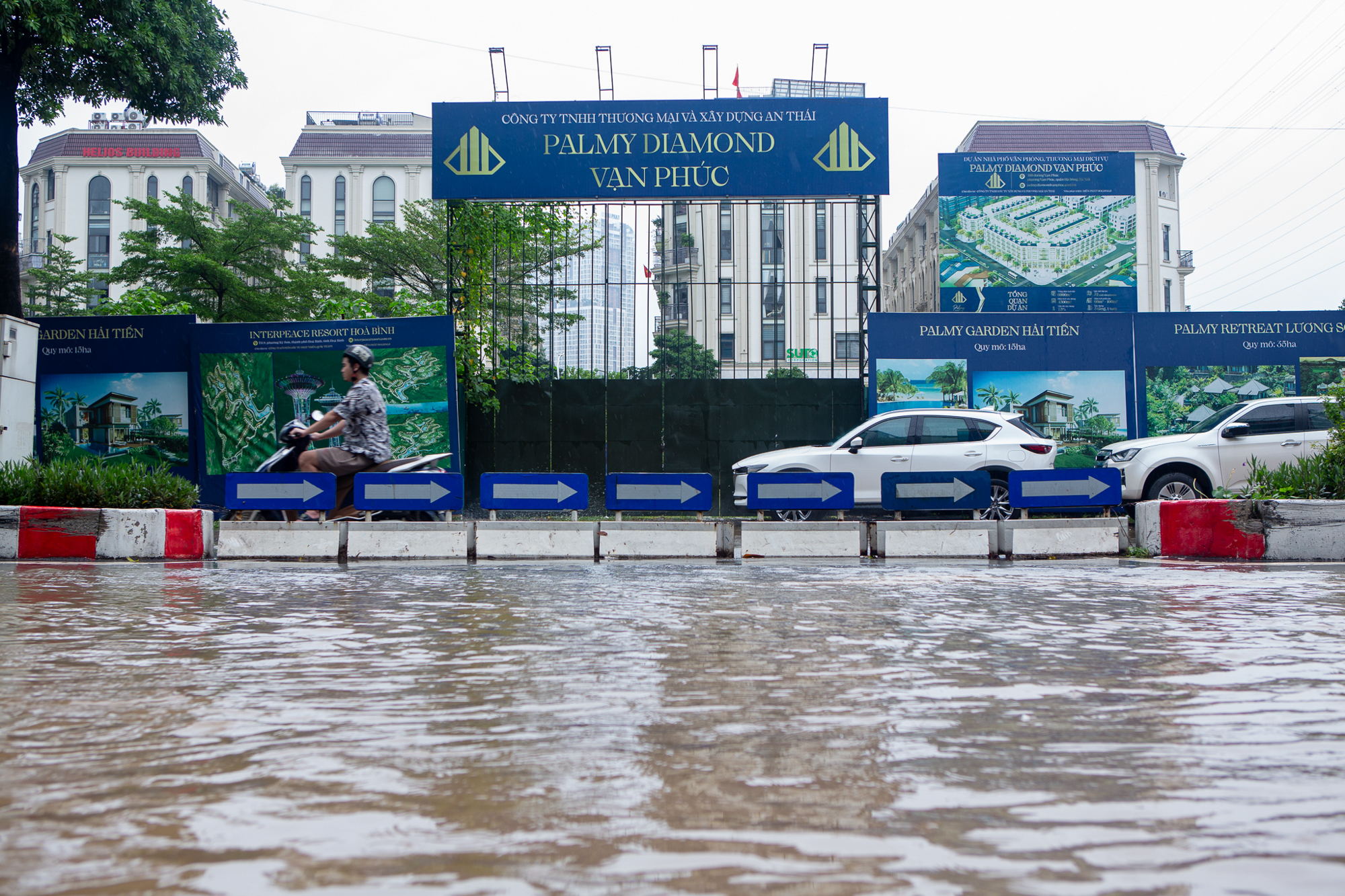Thay bạn xem nhà ngày mưa: Keangnam hóa “vịnh”, Ciputra thành “cảng nước sâu”, The Summit 216 chìm trong biển nước - Ảnh 9