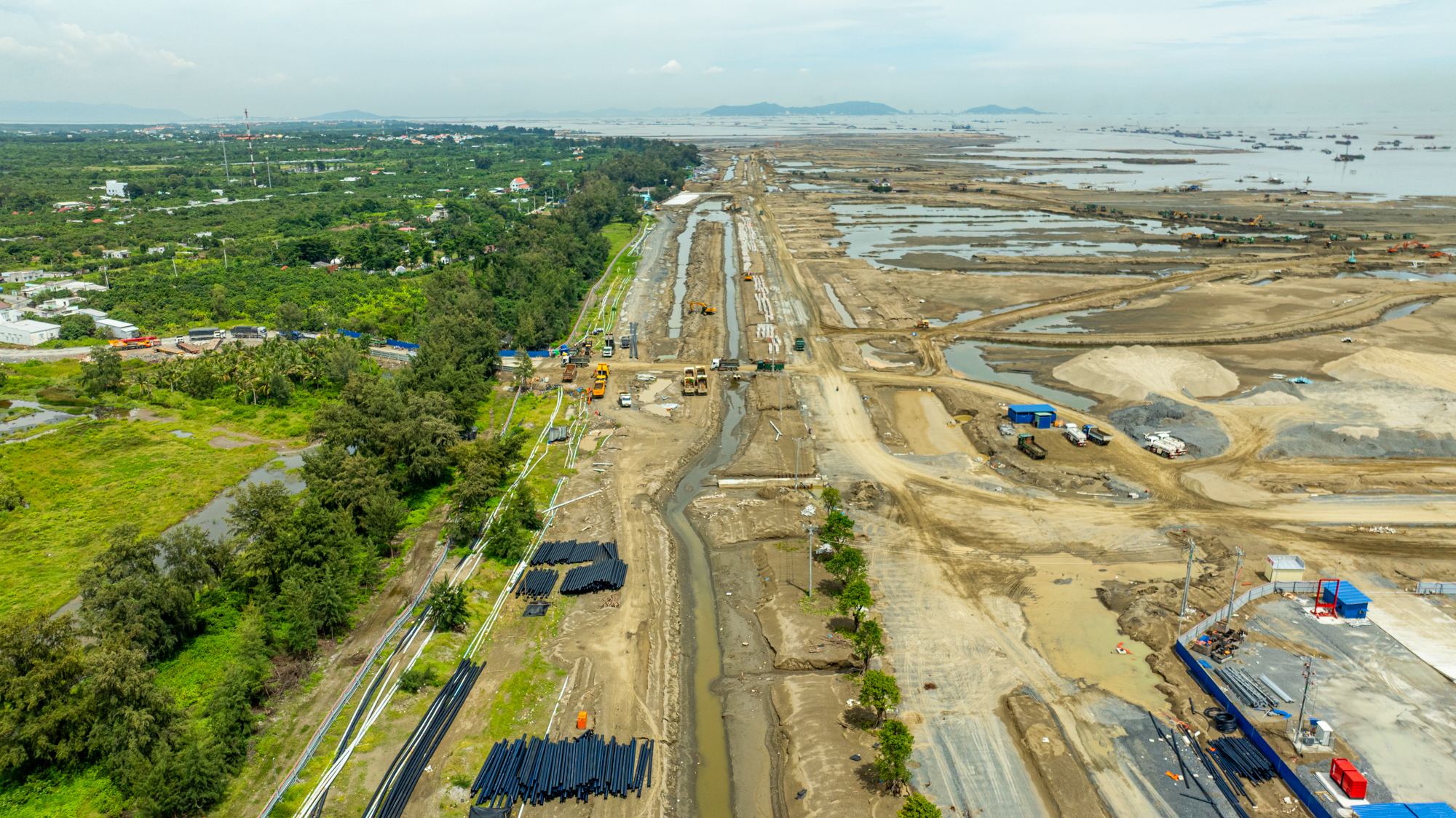 Thay bạn đi xem công trường đại lộ rộng 120 m, dài 8 km ở siêu dự án lấn biển lớn nhất Việt Nam của Vinhomes - Ảnh 9
