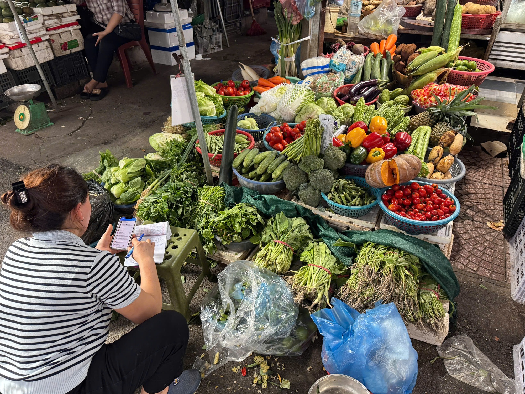 Giá rau xanh tại Hà Nội tăng gấp ba sau mưa bão - Ảnh 9