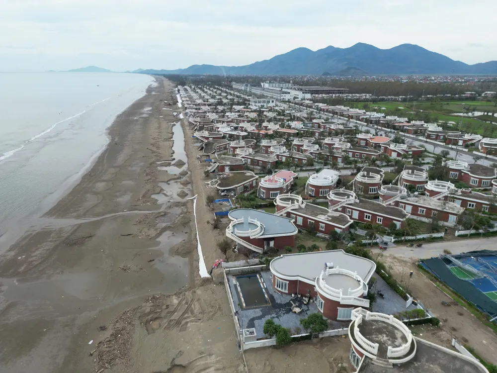 Sở Xây dựng Hà Tĩnh nói gì về vụ nhiều căn villa sát biển đổ sập sau bão số 10? - Ảnh 23