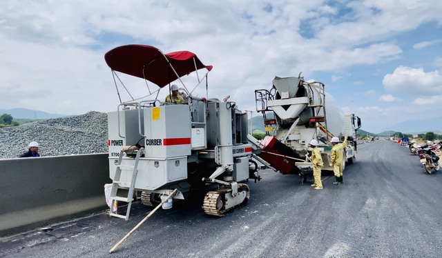 "Cỗ máy thần kì" giúp Tập đoàn Sơn Hải thi công thần tốc đoạn tuyến cao tốc 11.808 tỷ đồng ở Việt Nam - Ảnh 2