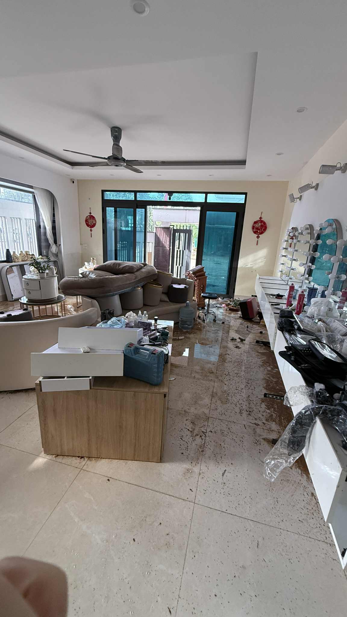 100k - 300k/ tiếng dọn nhà sau lũ: Thương ông bà, không ai chê giá... chỉ sợ không ai đến giúp - Ảnh 3