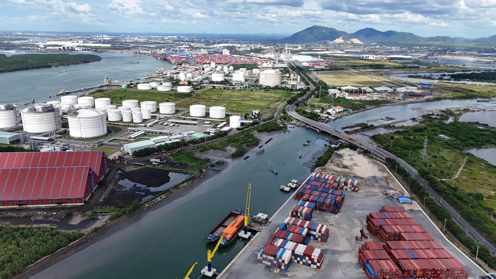 Hình ảnh con đường hơn 3.000 tỉ đồng băng qua đầm lầy đang dần về đích ở TP HCM - Ảnh 5