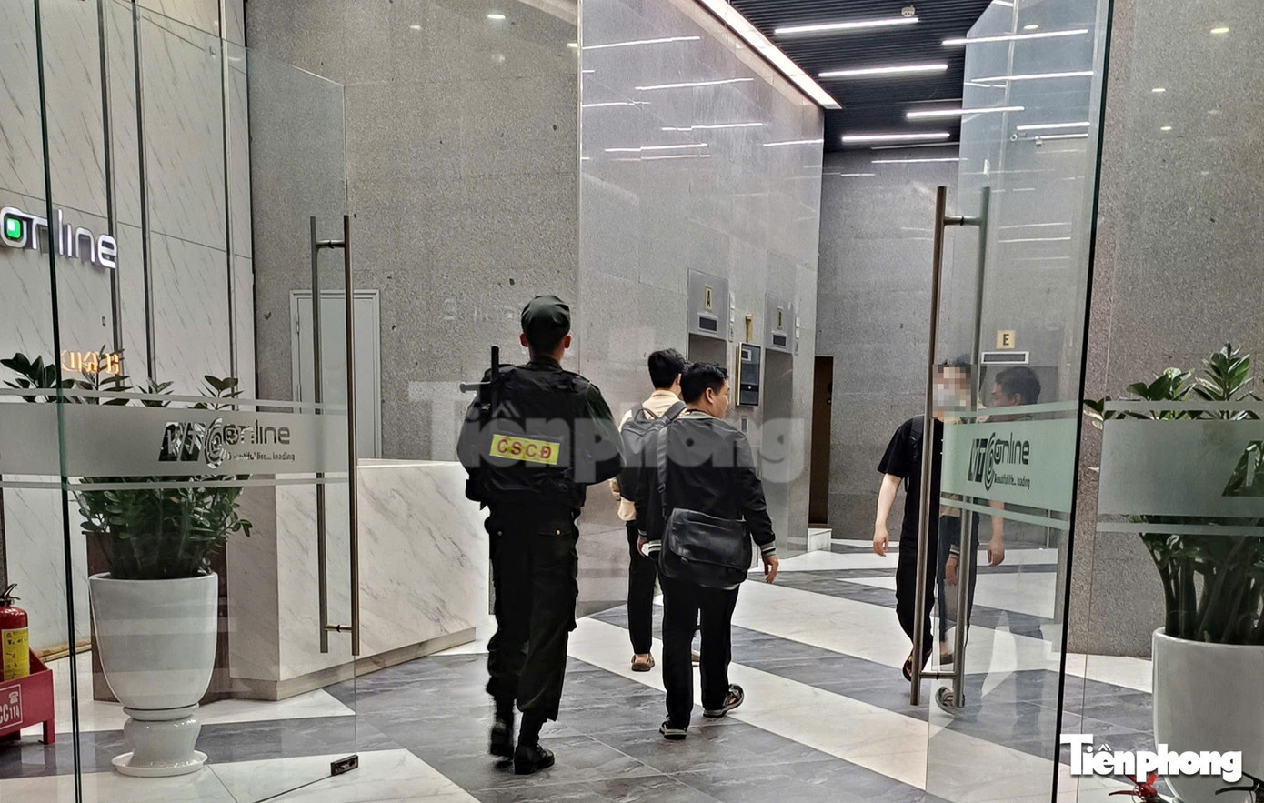 Công an xuất hiện ở tòa nhà có trụ sở công ty của Shark Bình - Ảnh 2
