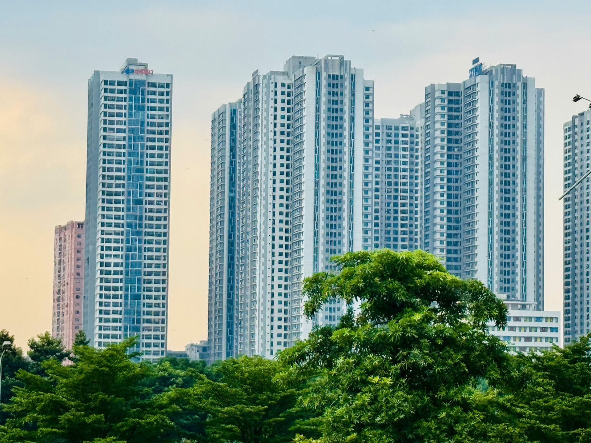 “Giá cao vẫn cháy hàng” - Tín hiệu phục hồi hay rủi ro tích tụ trên thị trường BĐS? - Ảnh 1