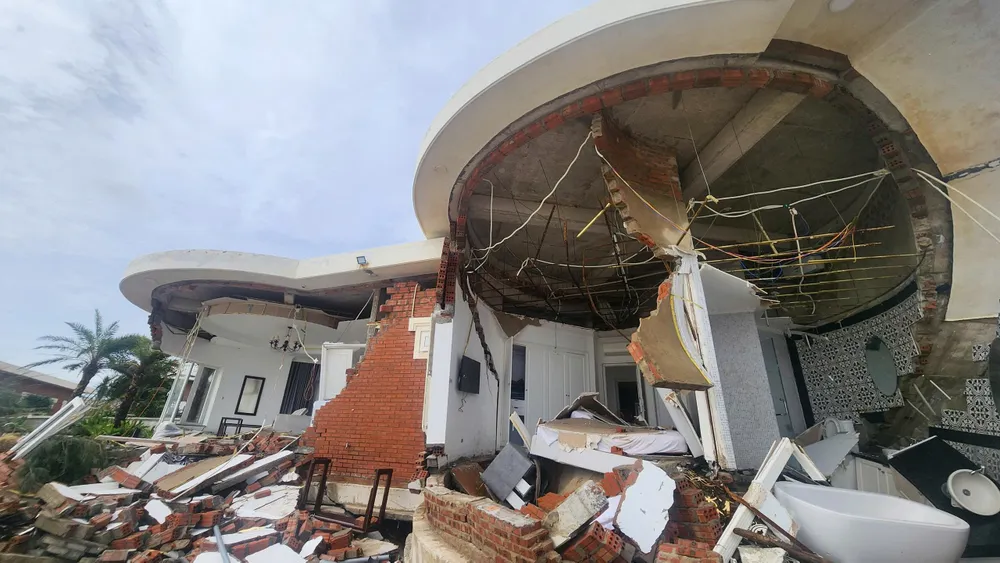 Sở Xây dựng Hà Tĩnh nói gì về vụ nhiều căn villa sát biển đổ sập sau bão số 10? - Ảnh 4