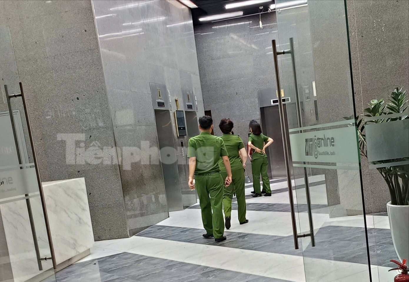 Công an xuất hiện ở tòa nhà có trụ sở công ty của Shark Bình - Ảnh 3