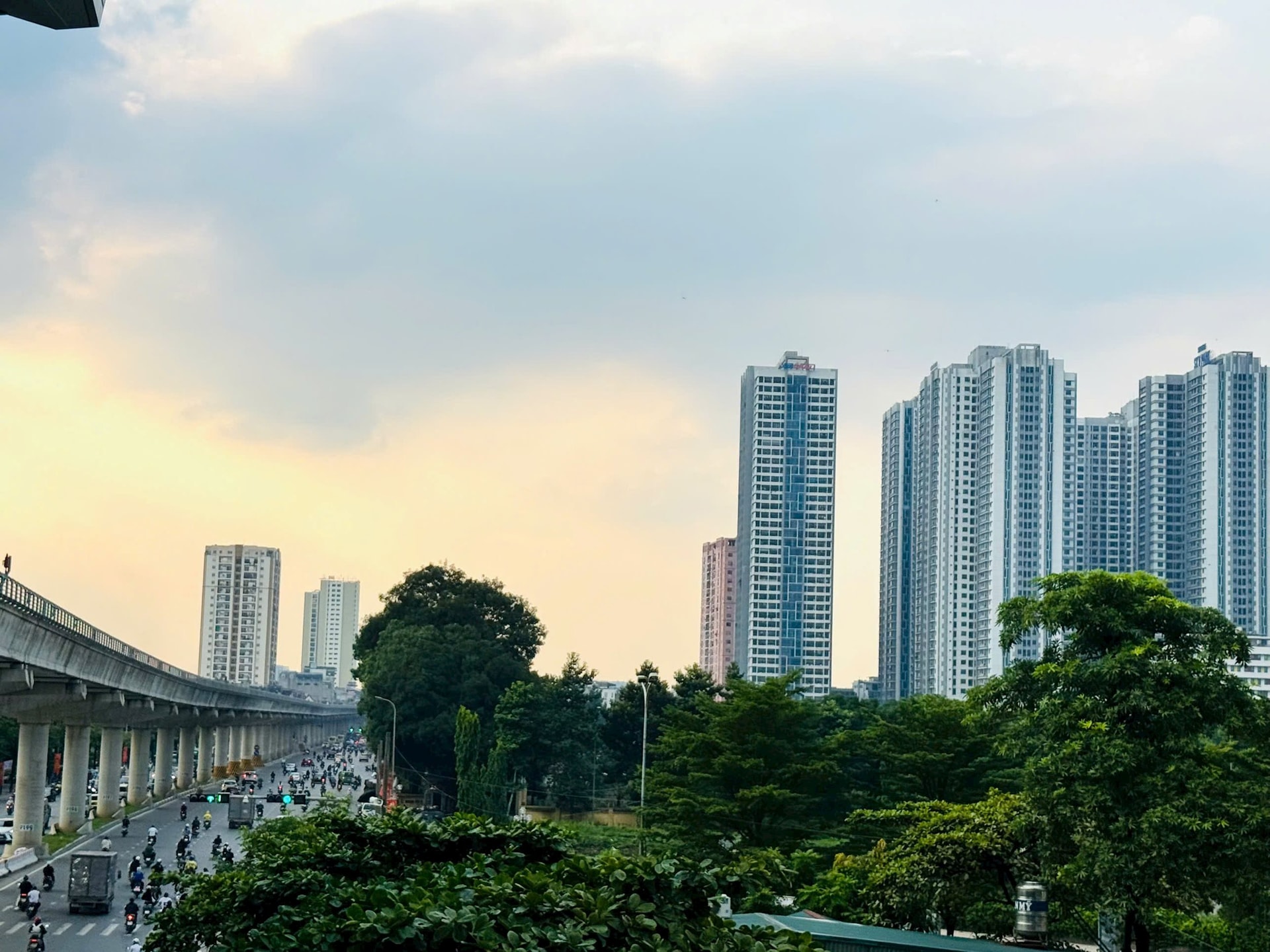 Bất động sản tăng giá “vô lý”: Khi chiếc xe máy chỉ đổi được... “một khung cửa sổ đẹp” - Ảnh 1