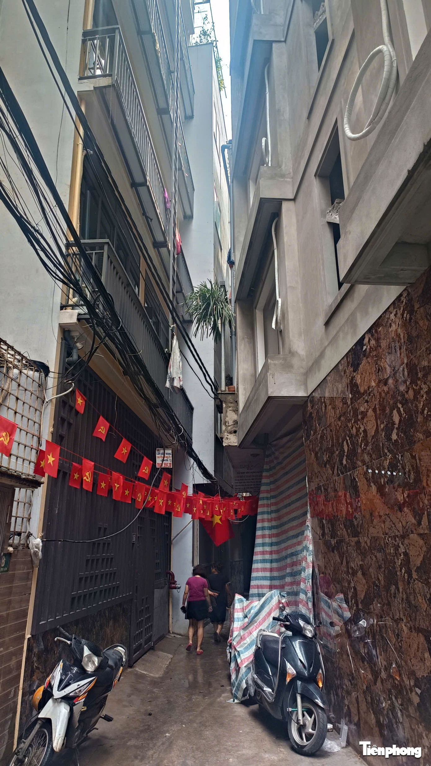 Từ vụ cháy 5 người tử vong ở Hà Nội: Ngõ nhỏ, 'chuồng cọp' bủa vây, cứu hộ gặp khó - Ảnh 6