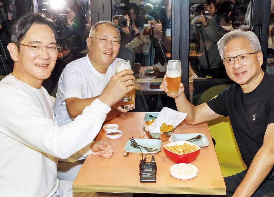 11 giây viral nhất lúc này của Chủ tịch Samsung - Ảnh 1