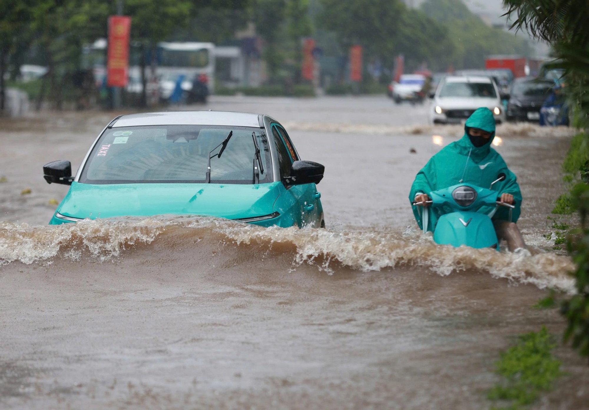 VinFast công bố 'hỗ trợ đặc biệt' cho ô tô, xe máy bị ảnh hưởng bởi mưa lũ: Giảm tới 40% chi phí, huy động thêm nhân sự để rút ngắn thời gian sửa chữa - Ảnh 1