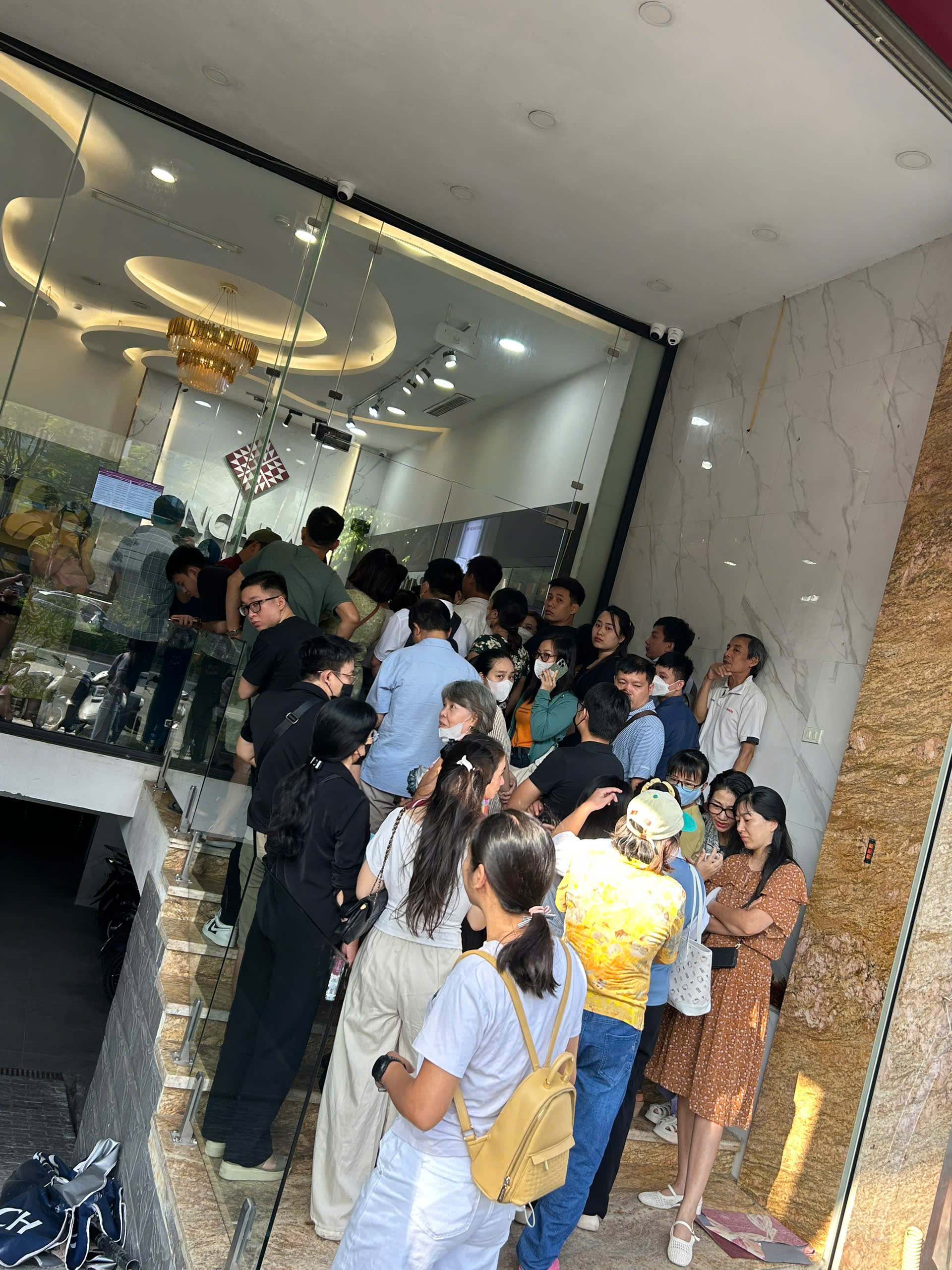 Giá bạc leo thang, người dân nườm nượp xếp hàng từ 6 giờ sáng - Ảnh 3