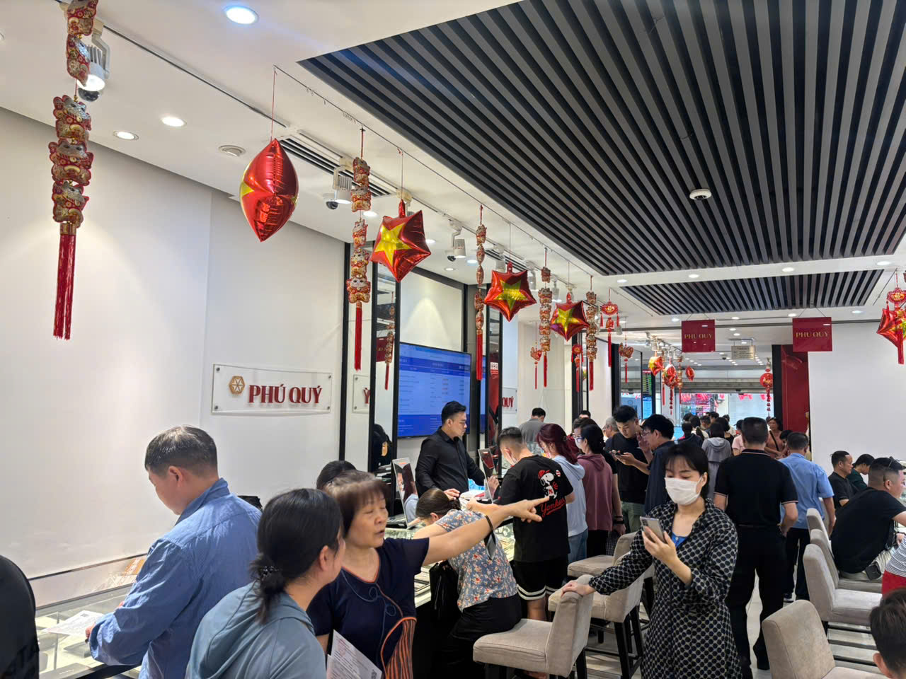 Giá bạc leo thang, người dân nườm nượp xếp hàng từ 6 giờ sáng - Ảnh 4