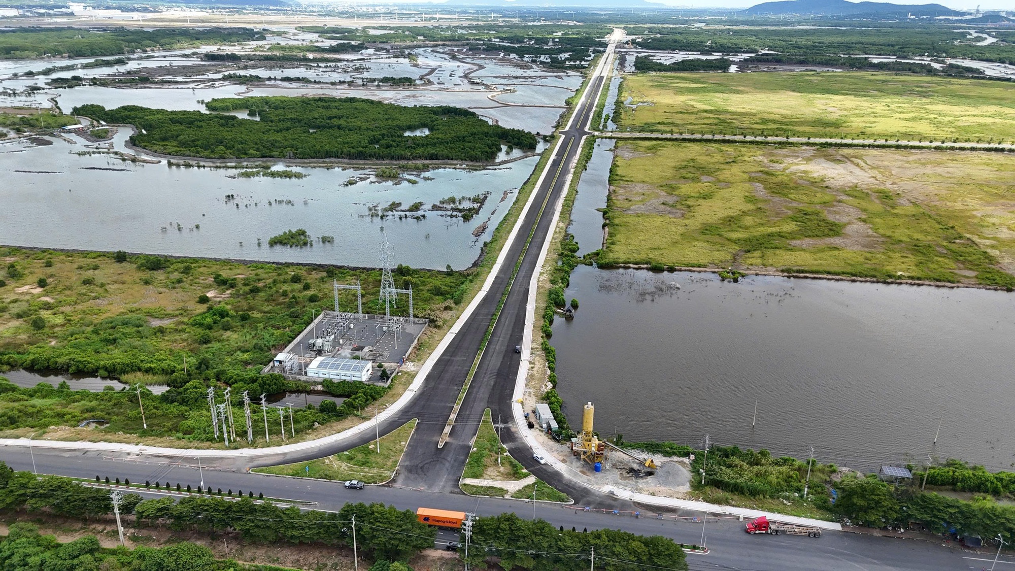 Hình ảnh con đường hơn 3.000 tỉ đồng băng qua đầm lầy đang dần về đích ở TP HCM - Ảnh 1