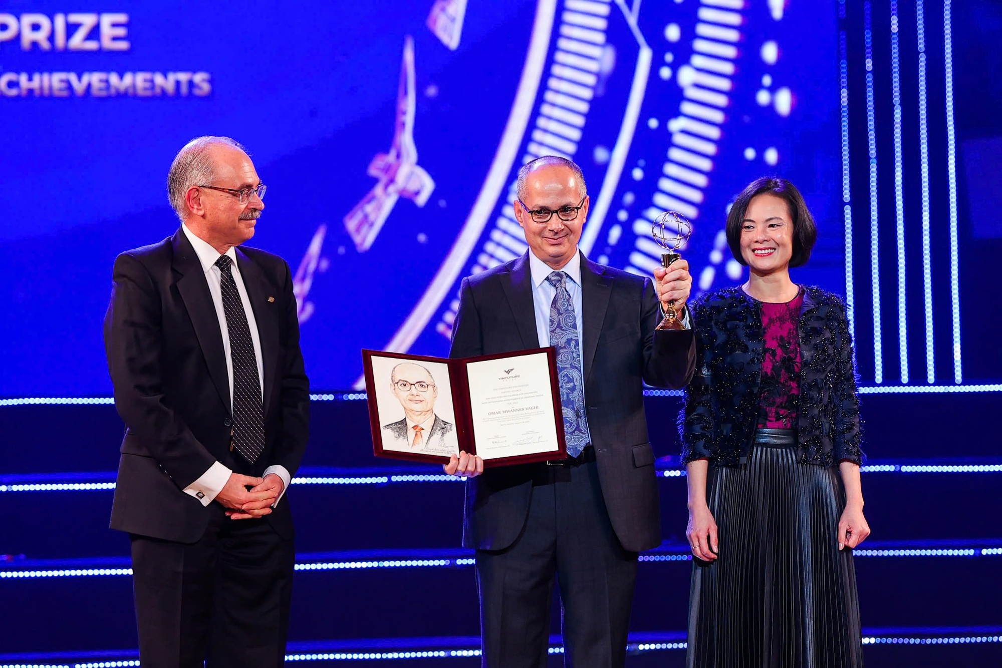 GS thắng giải thưởng của tỷ phú Phạm Nhật Vượng vừa được Nobel vinh danh: "Tôi có một tuổi thơ gian khó" - Ảnh 2