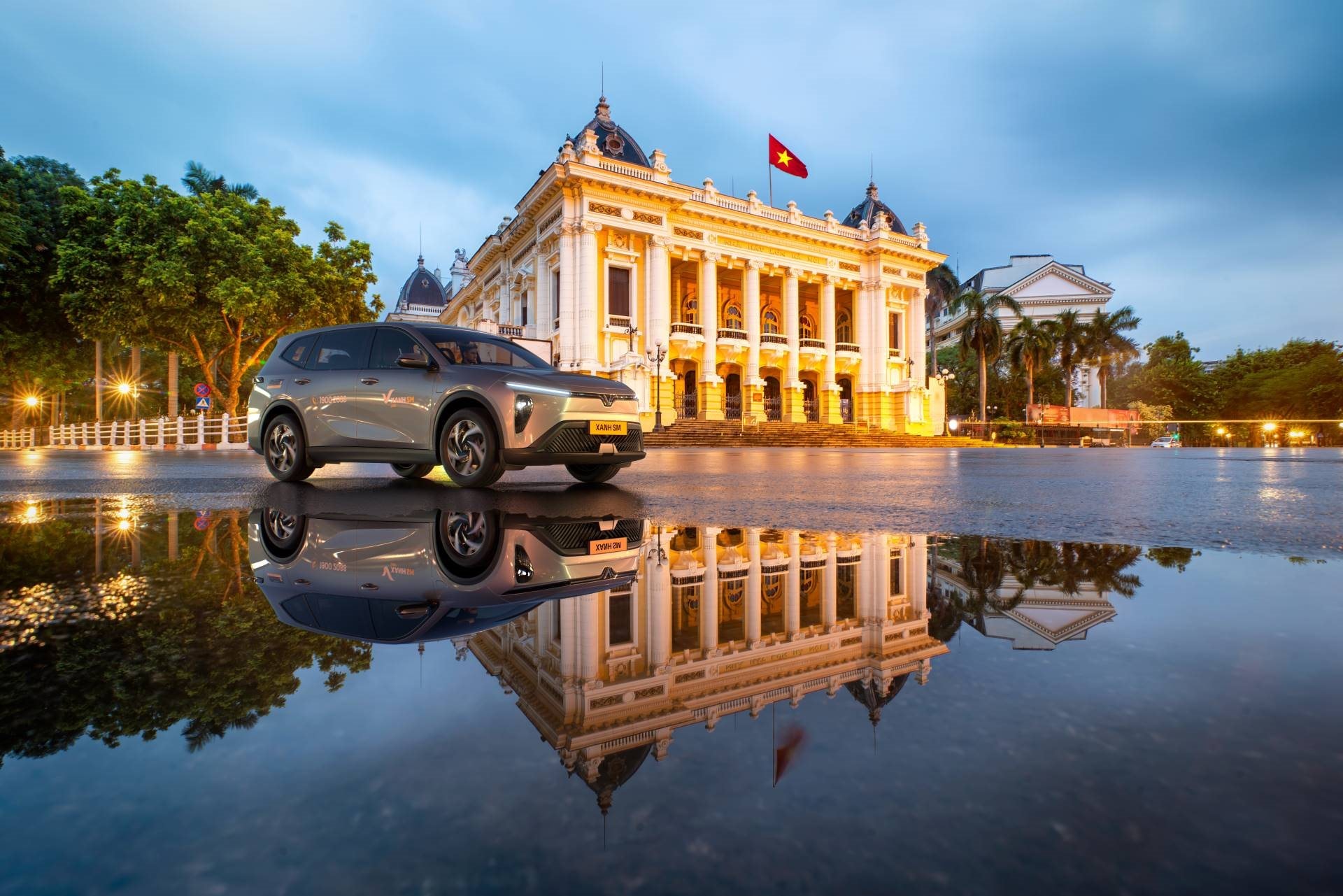 Tỷ phú Phạm Nhật Vượng cho ra mắt dịch vụ taxi điện 7 chỗ cao cấp Xanh SM Limo - Ảnh 1