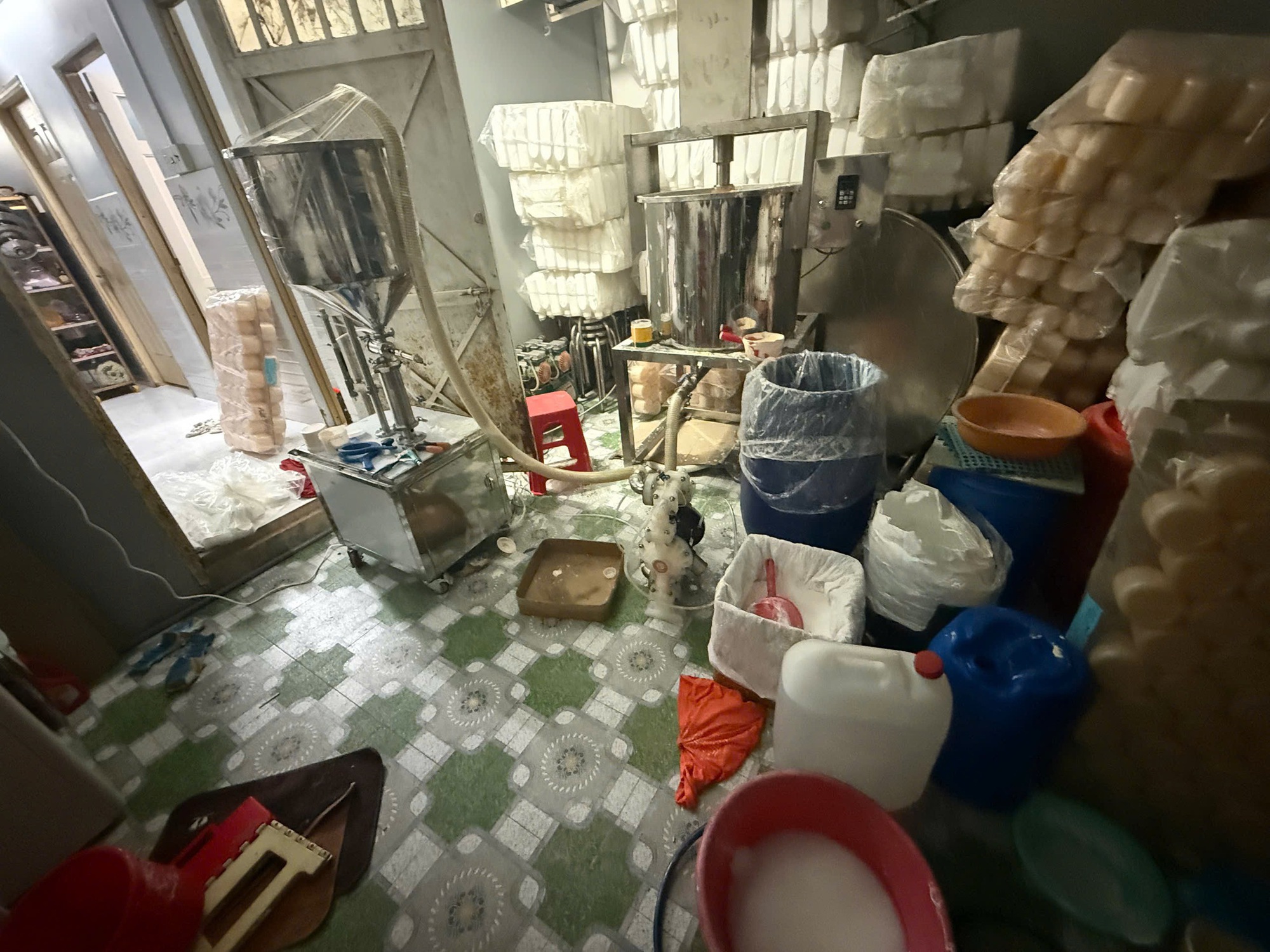 Xưởng sản xuất mỹ phẩm nhìn "nổi da gà" vừa bị Công an TP HCM triệt phá - Ảnh 4