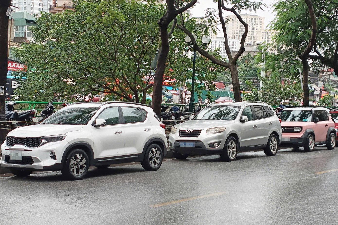 Cảnh sát vận chuyển nhiều thùng niêm phong ra khỏi tòa nhà có trụ sở công ty Shark Bình - Ảnh 4