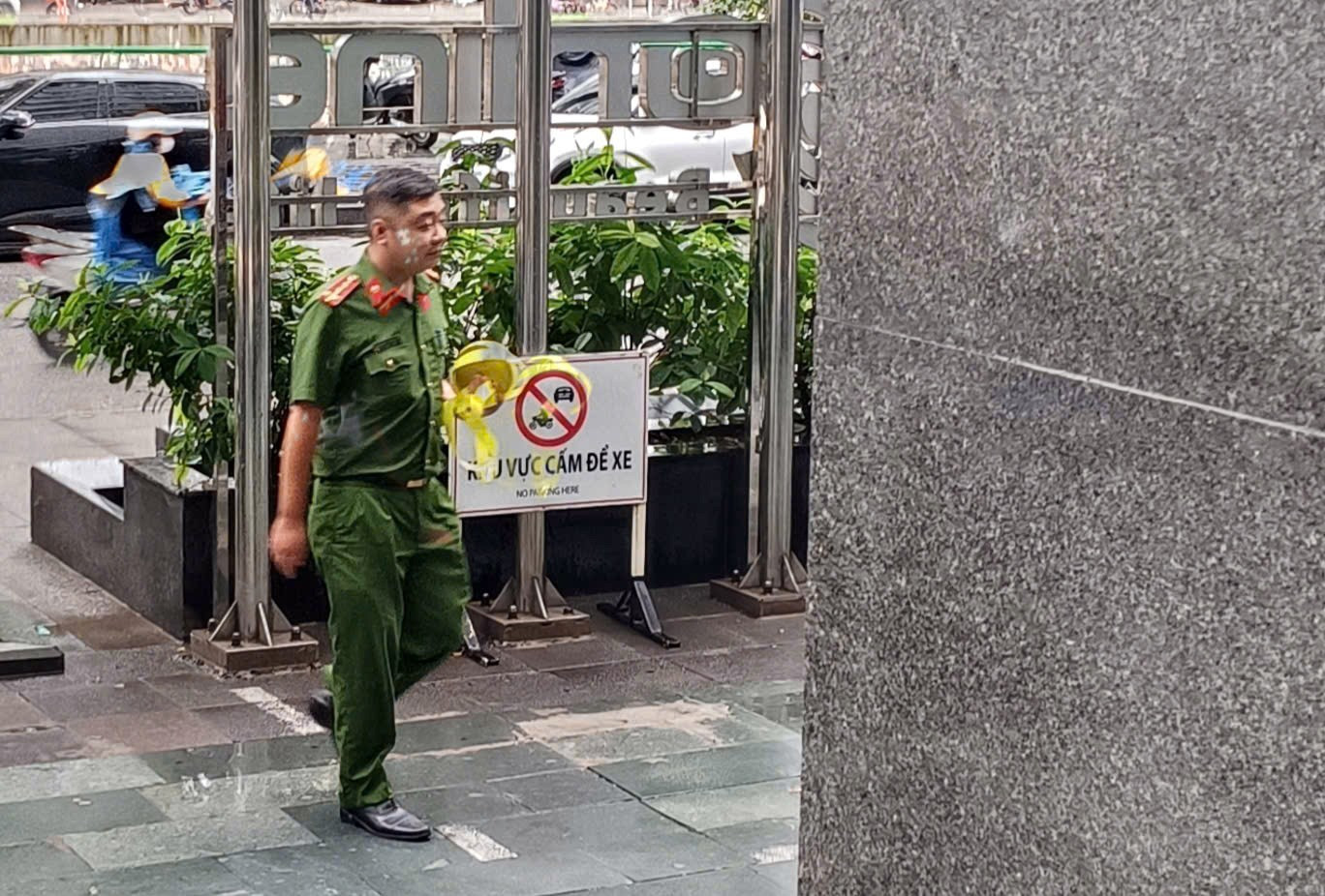 Cảnh sát vận chuyển nhiều thùng niêm phong ra khỏi tòa nhà có trụ sở công ty Shark Bình - Ảnh 3