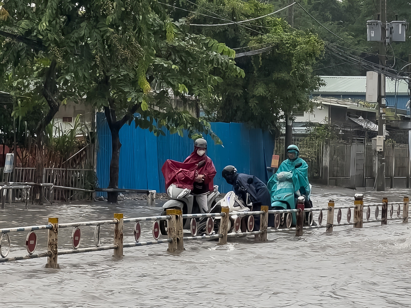 'Nỗi ám ảnh' sau mưa của người dân TPHCM những ngày qua - Ảnh 4