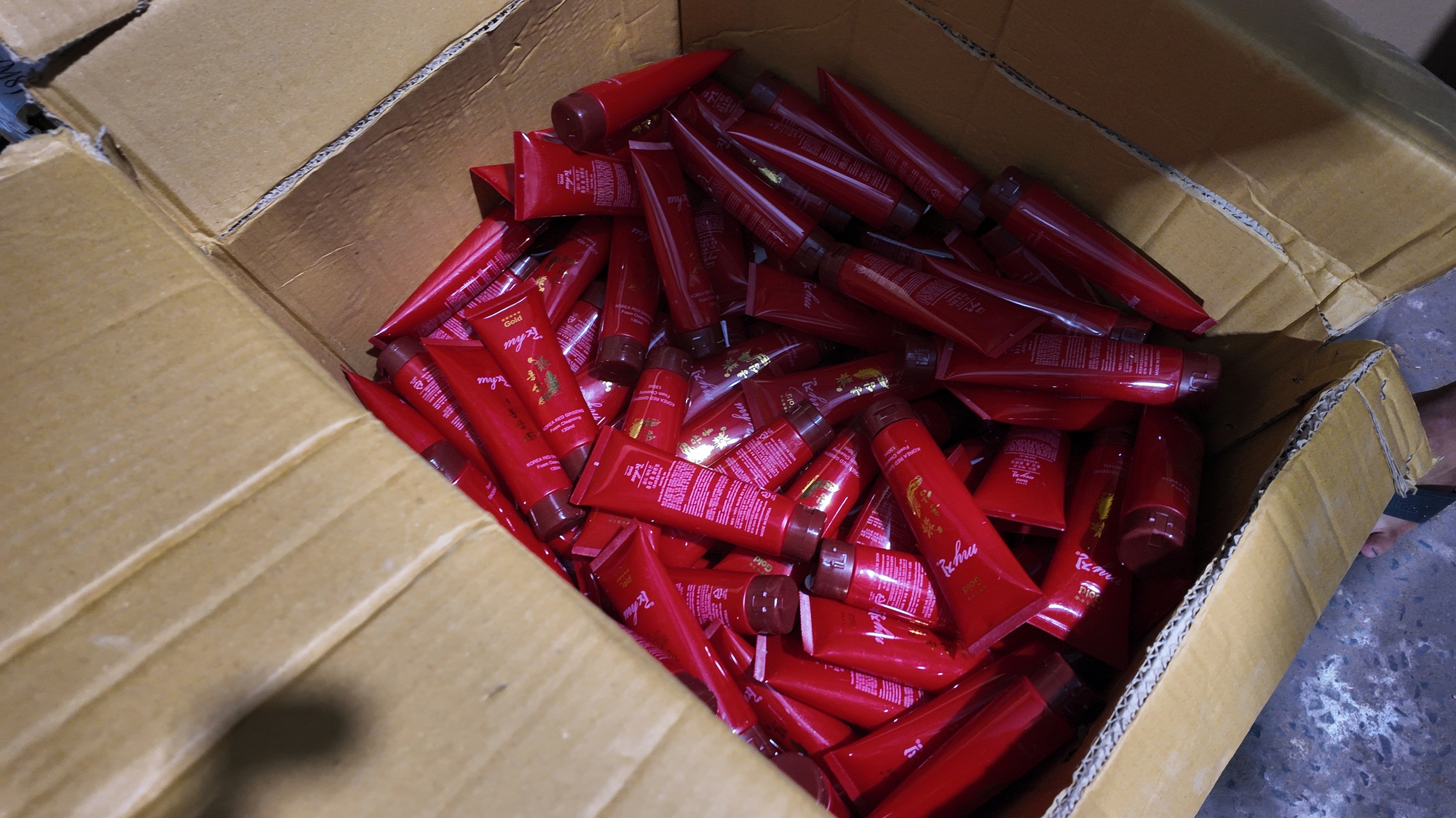 Xưởng sản xuất mỹ phẩm nhìn "nổi da gà" vừa bị Công an TP HCM triệt phá - Ảnh 5