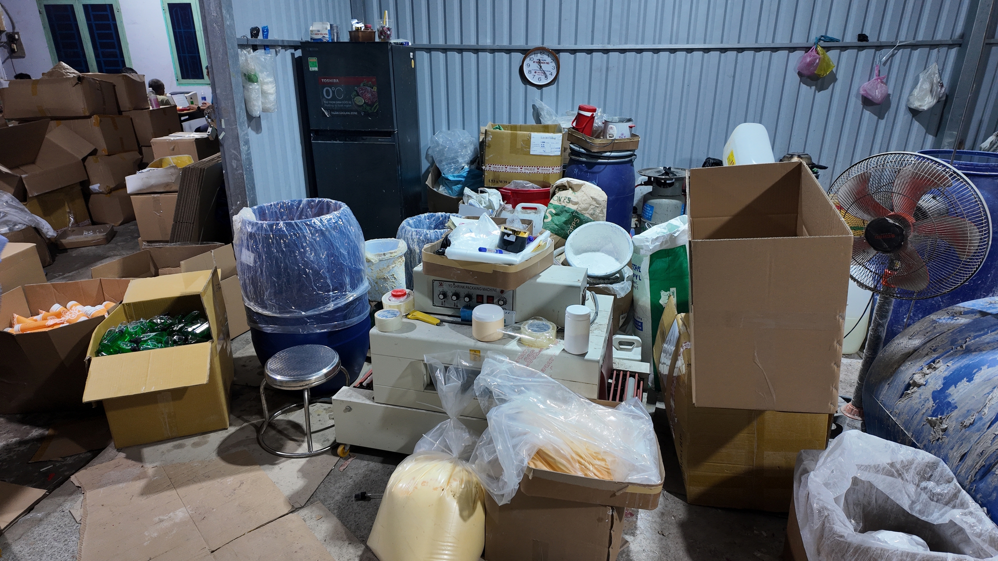 Xưởng sản xuất mỹ phẩm nhìn "nổi da gà" vừa bị Công an TP HCM triệt phá - Ảnh 3