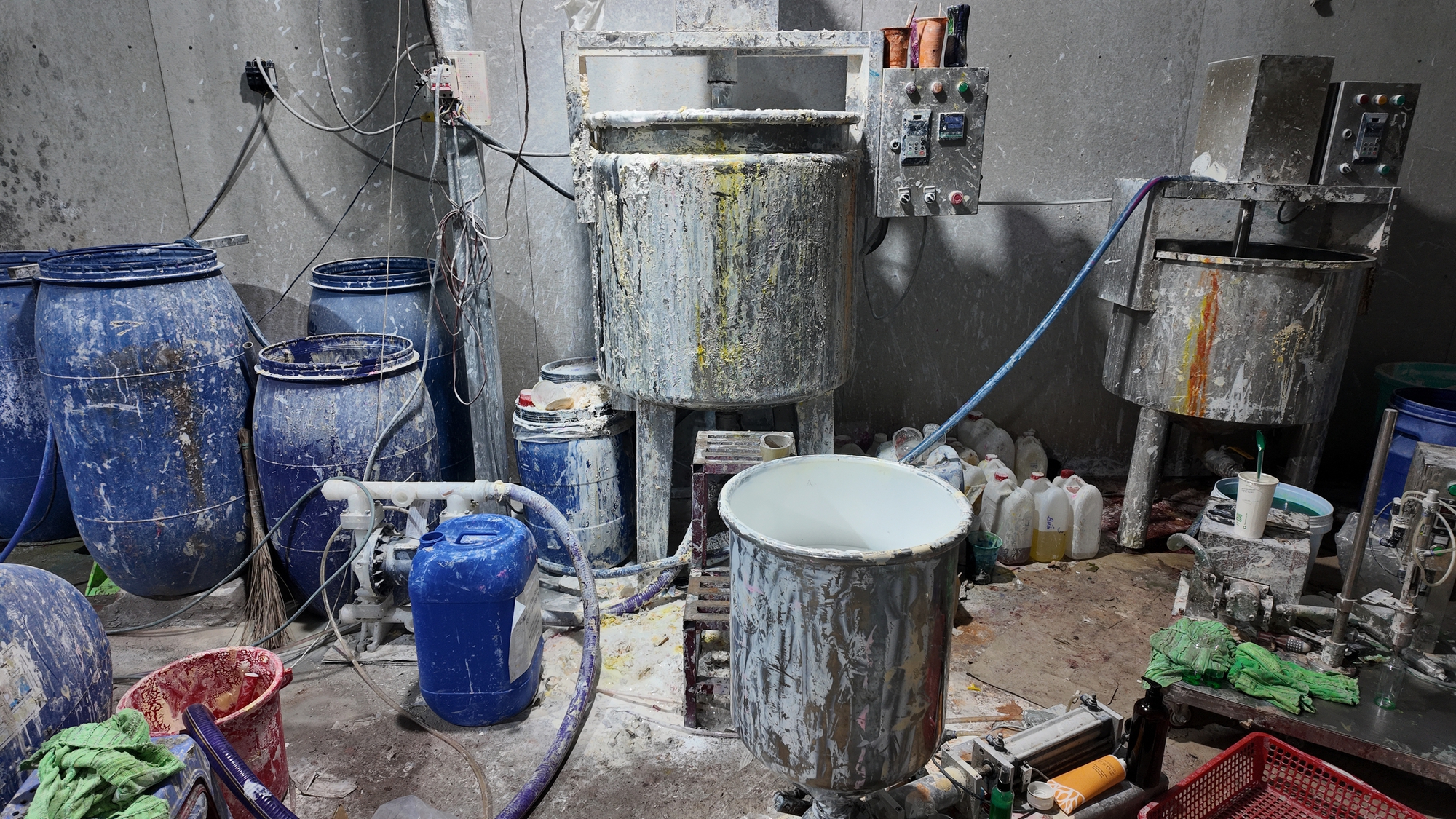 Xưởng sản xuất mỹ phẩm nhìn "nổi da gà" vừa bị Công an TP HCM triệt phá - Ảnh 2