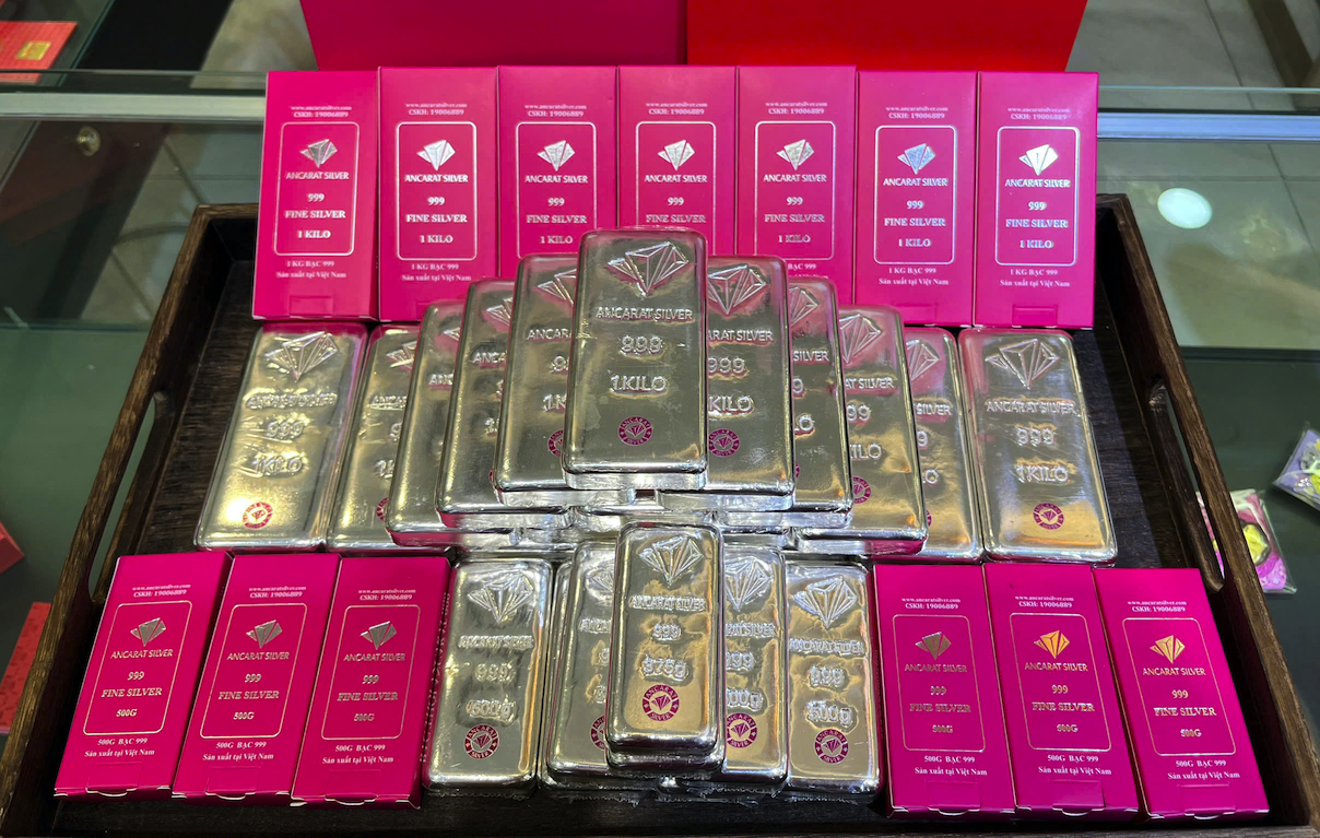 Bạc tăng lên đỉnh mọi thời đại, người Hà Nội xếp hàng mua từ sáng sớm - Ảnh 2