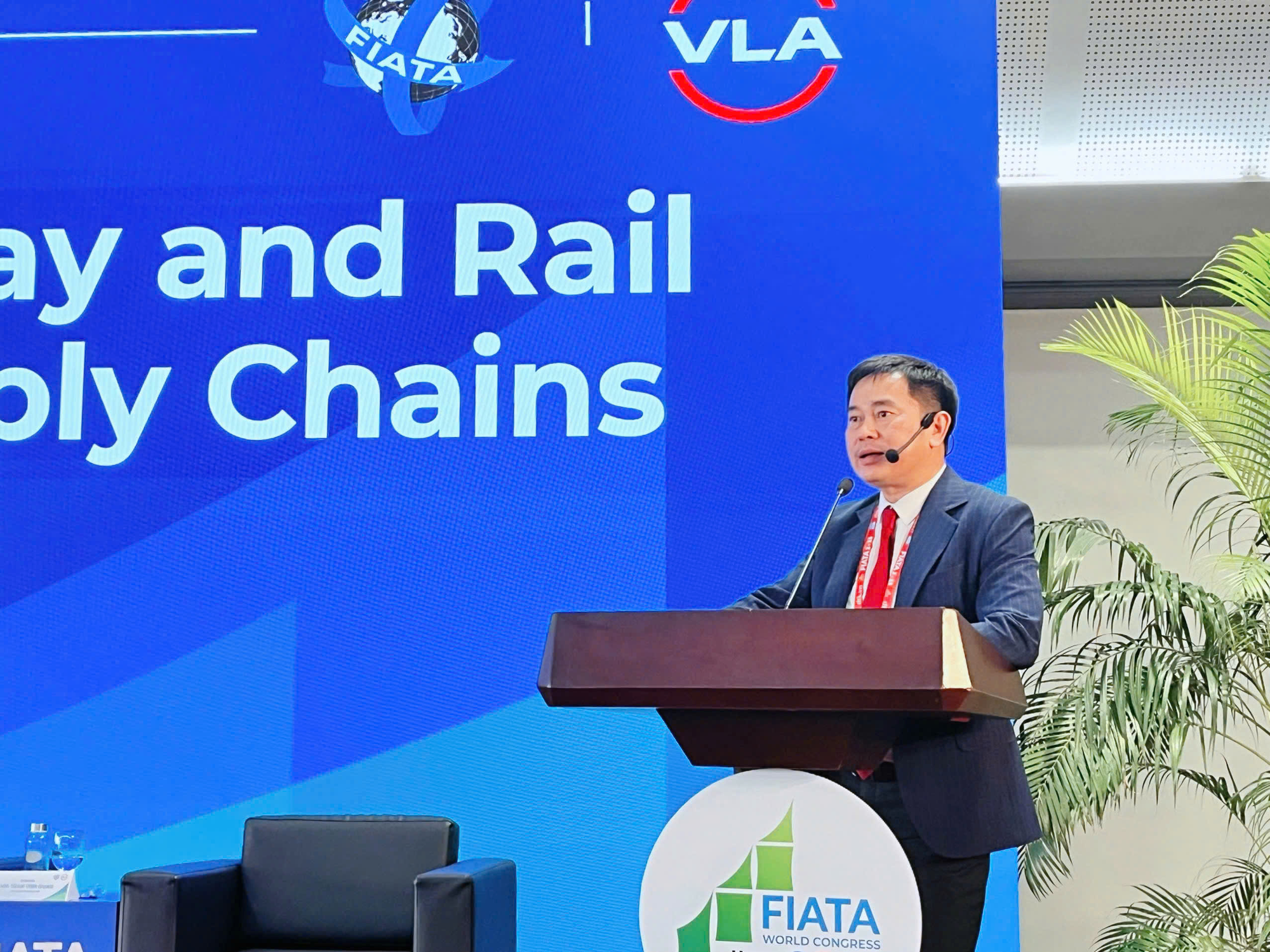 Việt Nam có hơn 42.000 km sông ngòi, 3.260 km bờ biển nhưng vận tải đường thủy lại chỉ được đầu tư rất ít - Ảnh 1