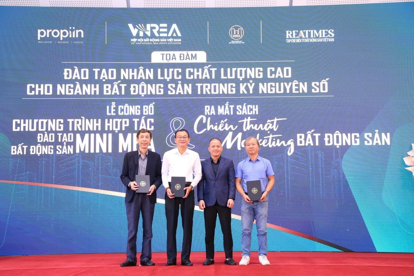 Xôn xao cuốn sách về bất động sản có giá 68 triệu đồng - Ảnh 3