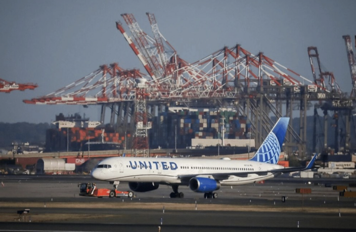 Chính phủ Mỹ đóng cửa: Nhân viên không lưu nghỉ việc, hoãn hàng nghìn chuyến bay - Ảnh 1