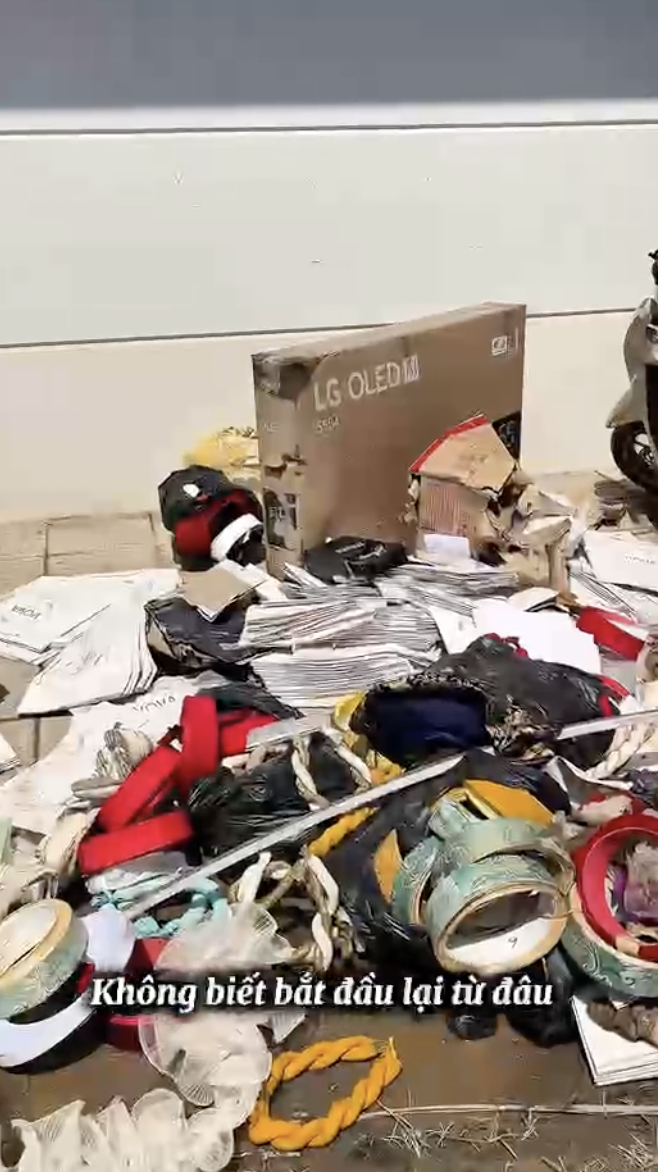 100k - 300k/ tiếng dọn nhà sau lũ: Thương ông bà, không ai chê giá... chỉ sợ không ai đến giúp - Ảnh 4