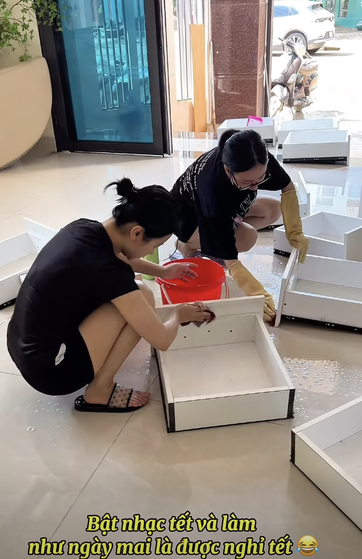 100k - 300k/ tiếng dọn nhà sau lũ: Thương ông bà, không ai chê giá... chỉ sợ không ai đến giúp - Ảnh 6